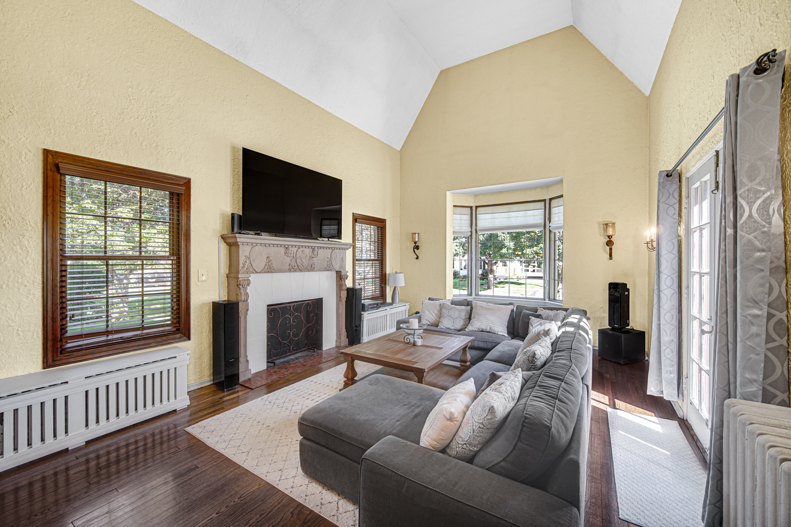 323 W Crystal Lake Avenue, Crystal Lake, IL 60014
