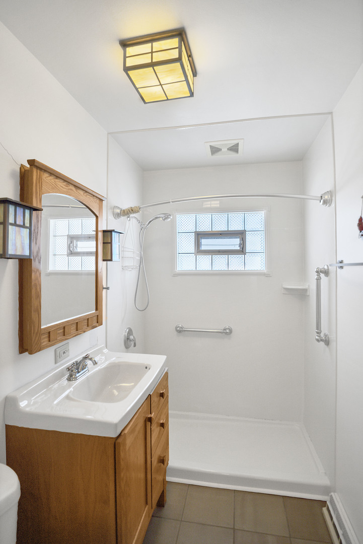 625 N EMERALD Avenue, Mundelein, IL 60060