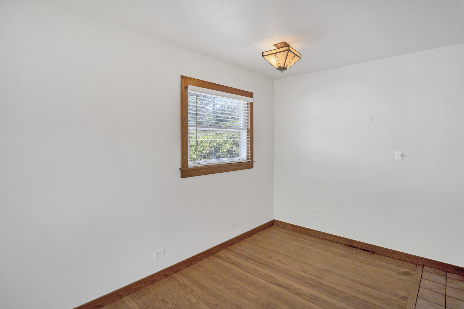 625 N EMERALD Avenue, Mundelein, IL 60060