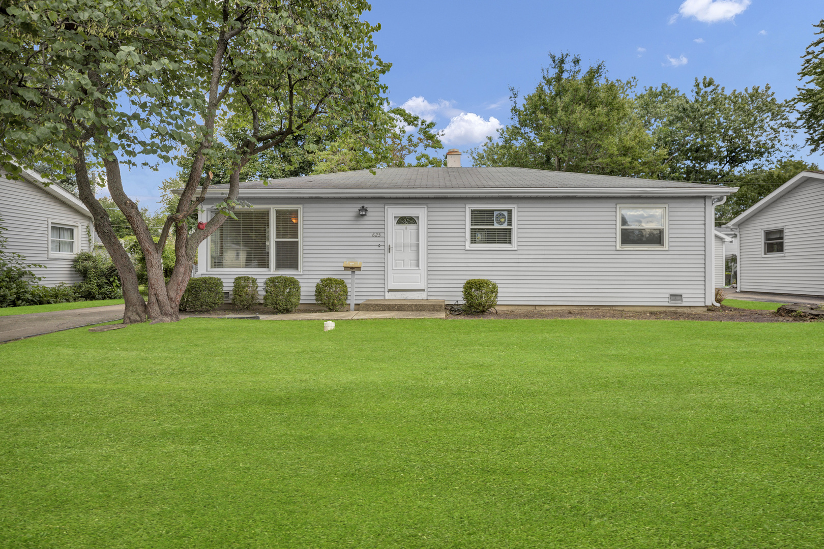 625 N EMERALD Avenue, Mundelein, IL 60060