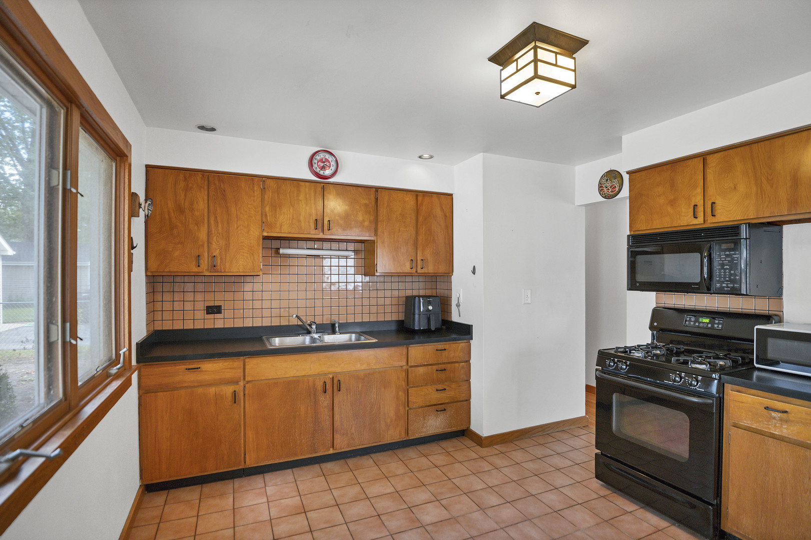 625 N EMERALD Avenue, Mundelein, IL 60060