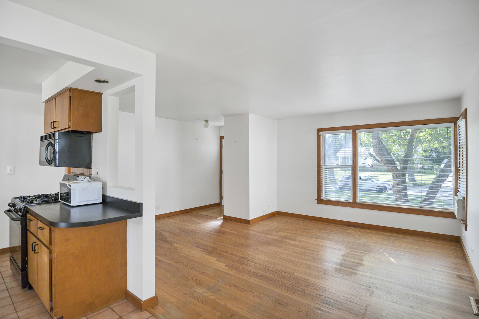 625 N EMERALD Avenue, Mundelein, IL 60060