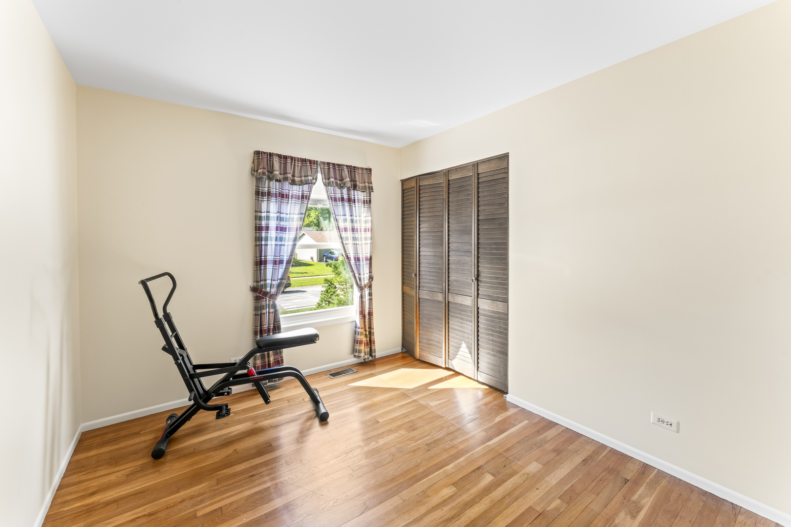 7843 Kensington Lane, Hanover Park, IL 60133