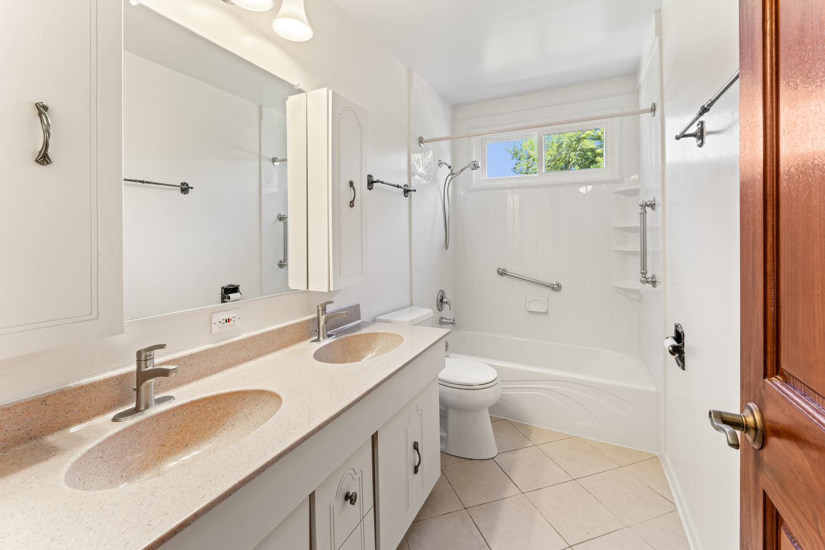 7843 Kensington Lane, Hanover Park, IL 60133