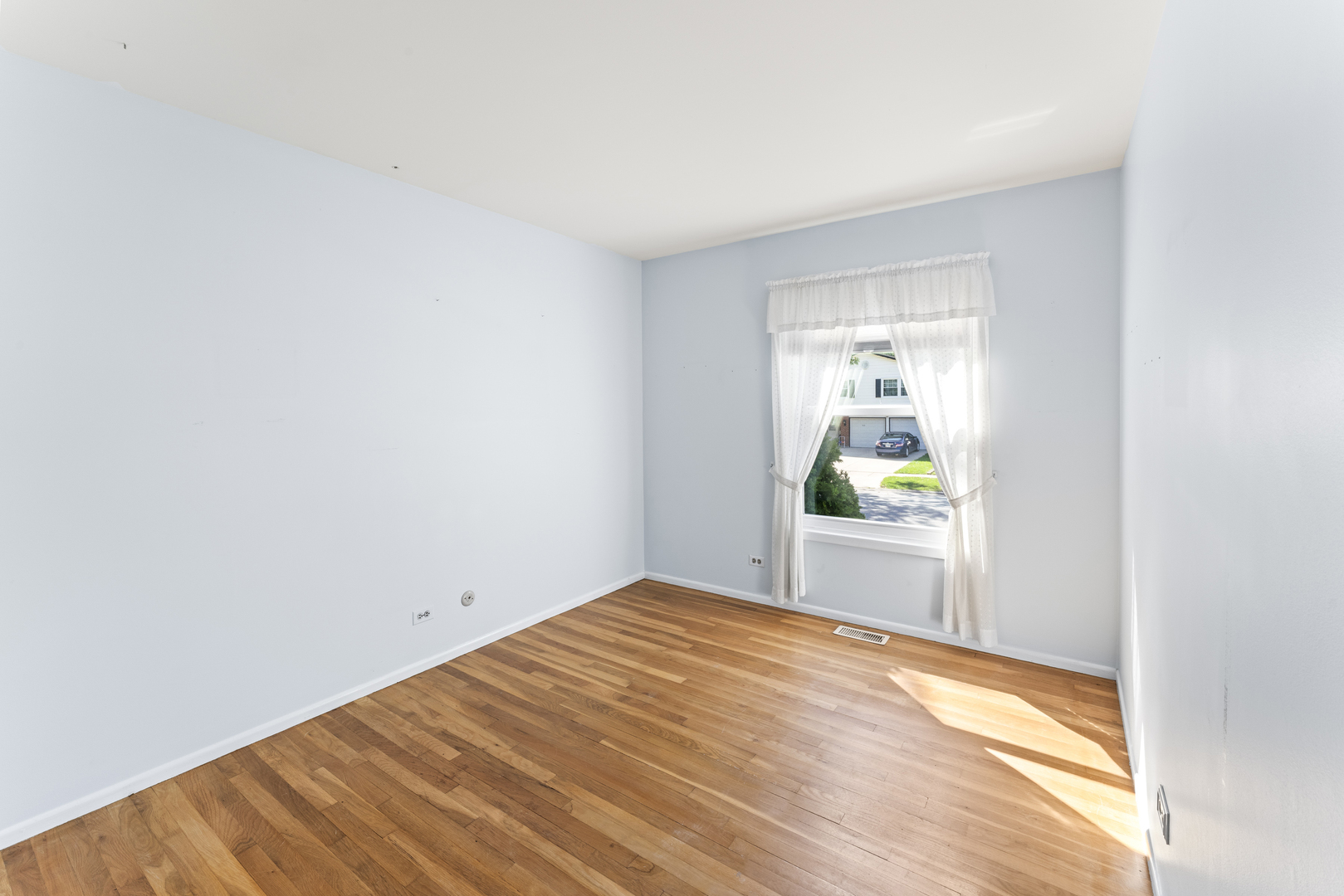 7843 Kensington Lane, Hanover Park, IL 60133