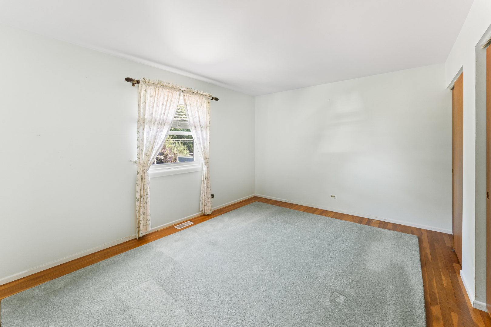 7843 Kensington Lane, Hanover Park, IL 60133