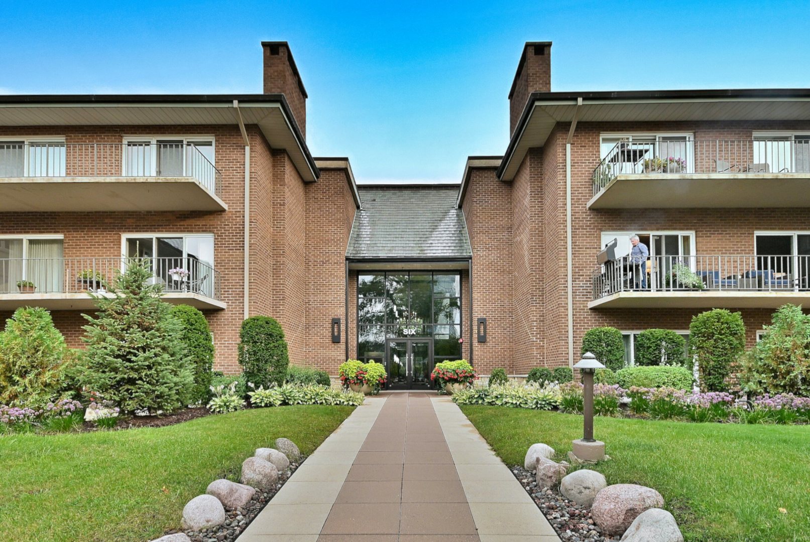 6 Oak Brook Club Drive #J102, Oak Brook, IL 60523