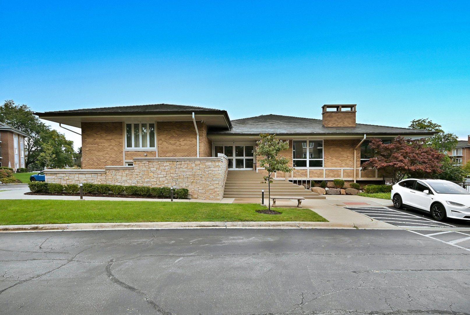 6 Oak Brook Club Drive #J102, Oak Brook, IL 60523