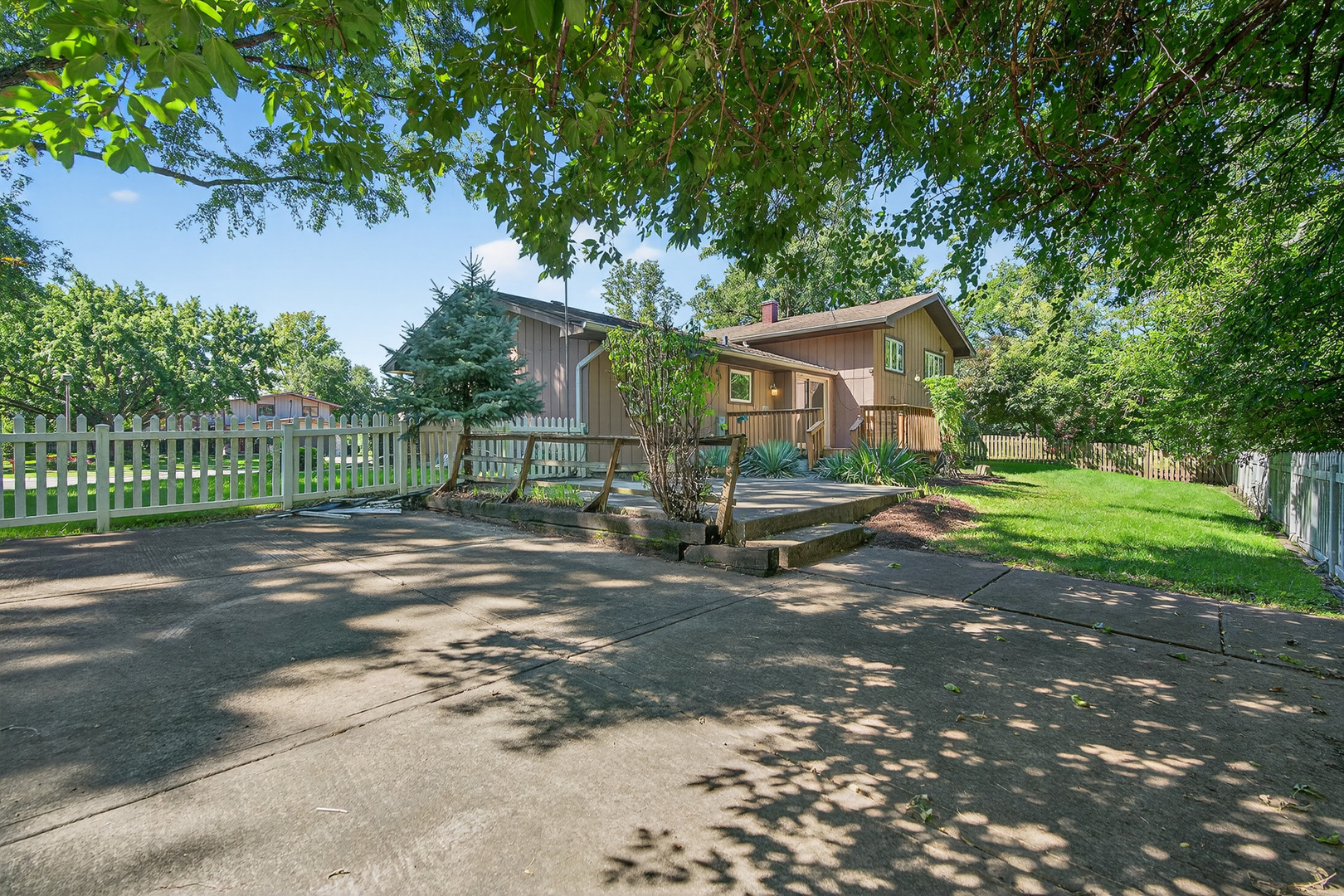 407 Brad Court, Naperville, IL 60565