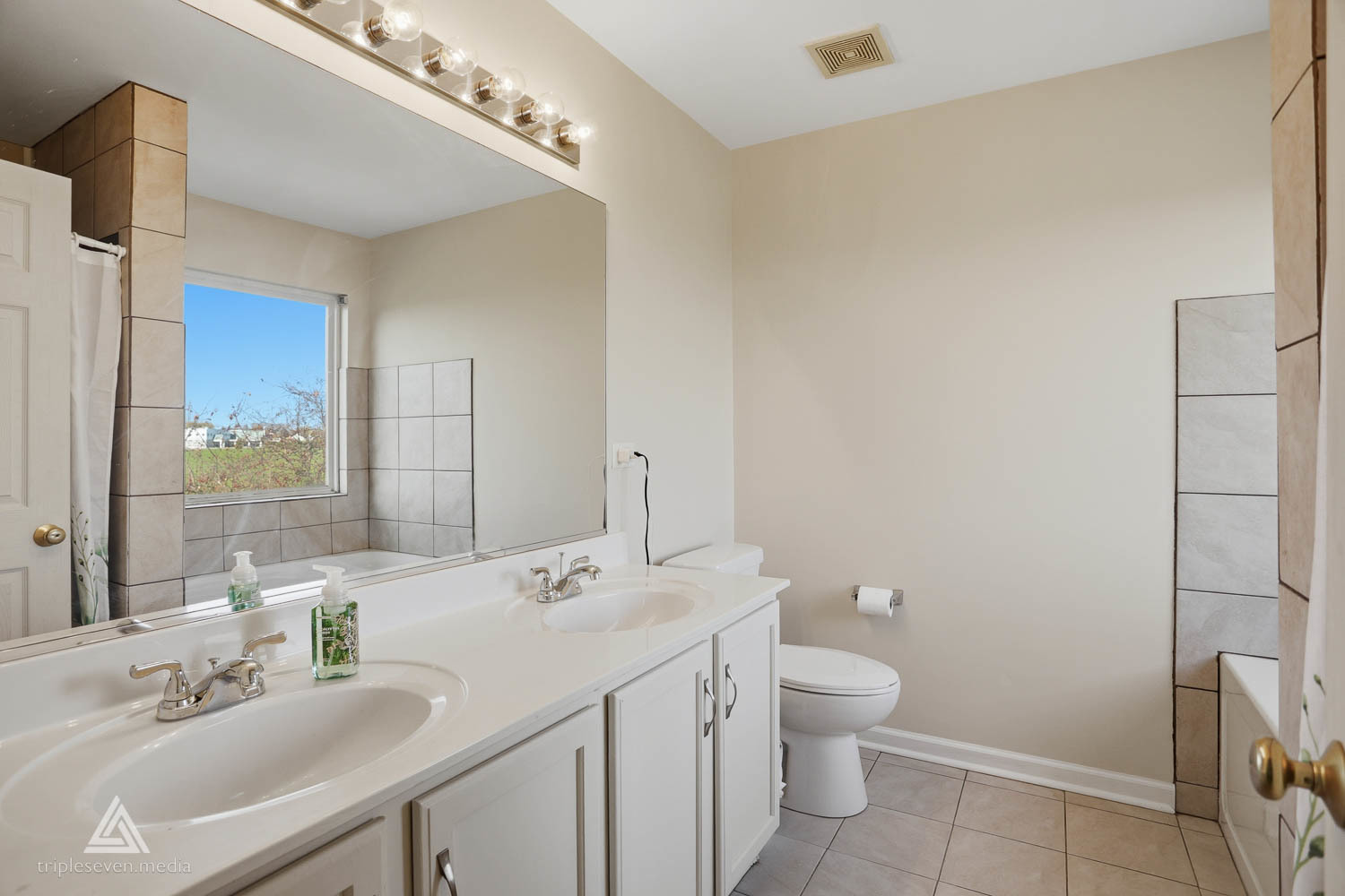 10828 BRAEMAR Parkway, Huntley, IL 60142