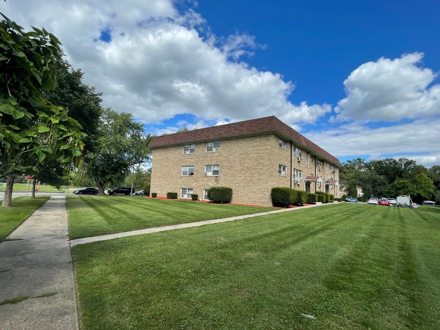 215 E Oak Street, Addison, IL 60101