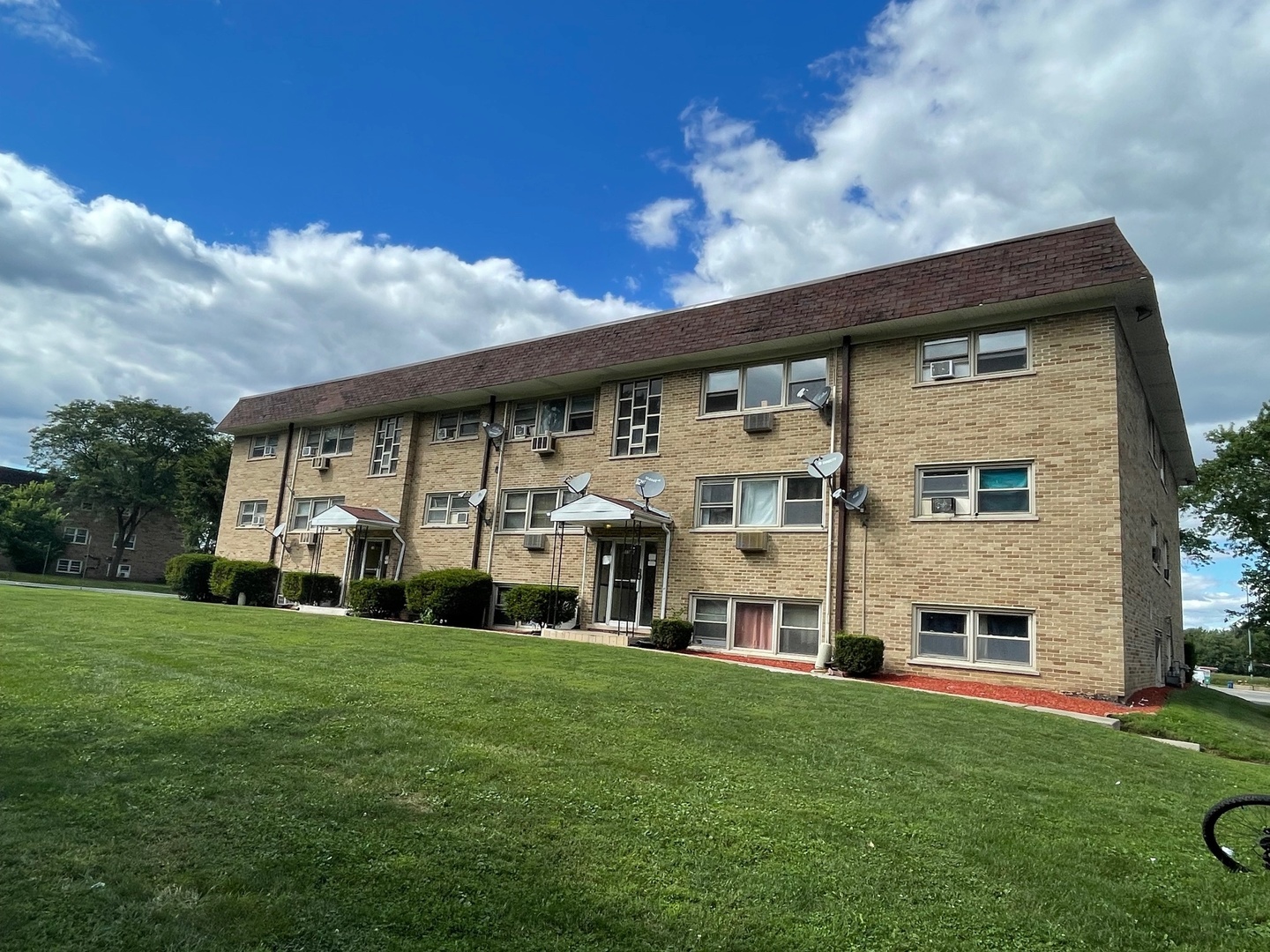 215 E Oak Street, Addison, IL 60101