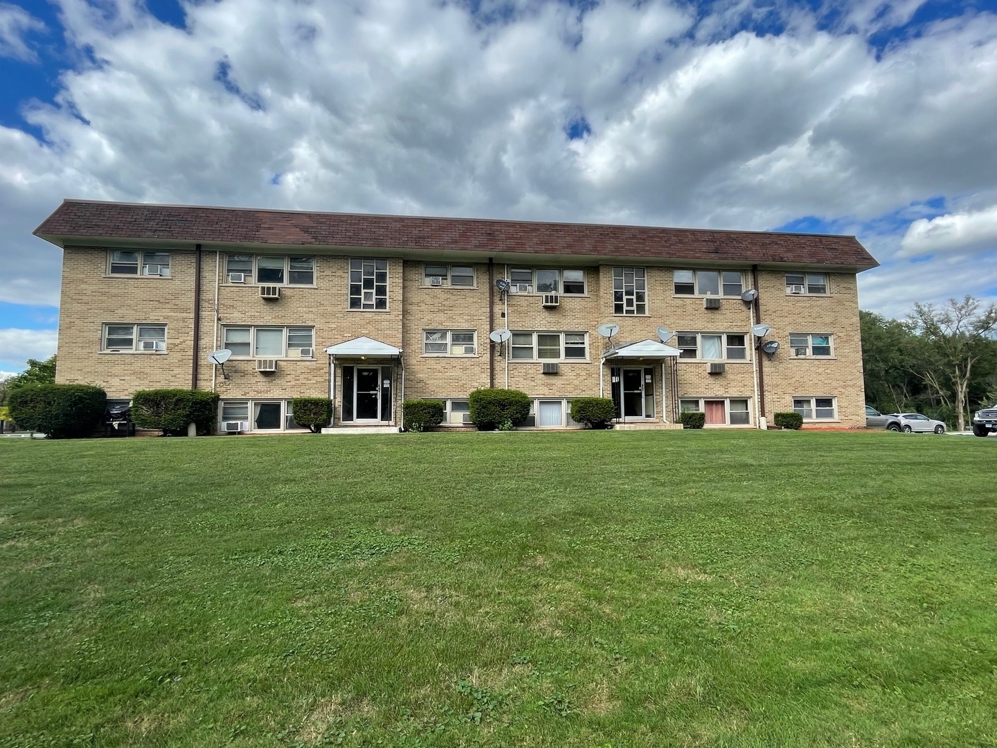 215 E Oak Street, Addison, IL 60101