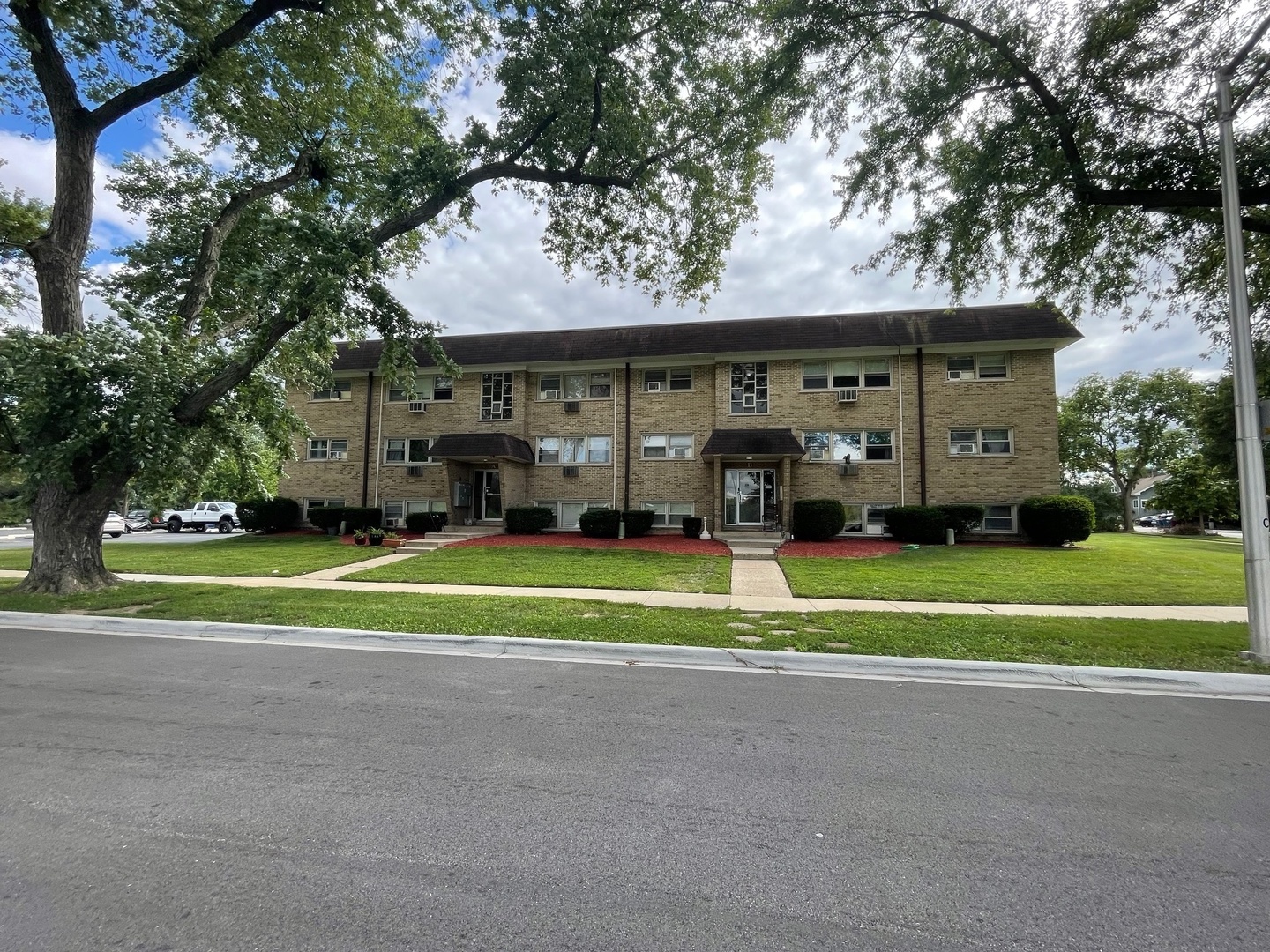 215 E Oak Street, Addison, IL 60101