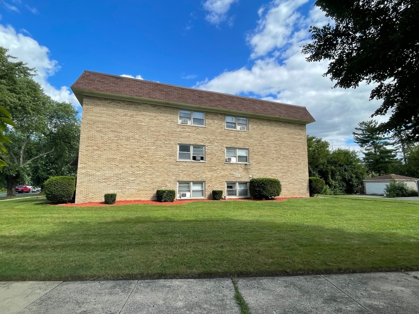 215 E Oak Street, Addison, IL 60101