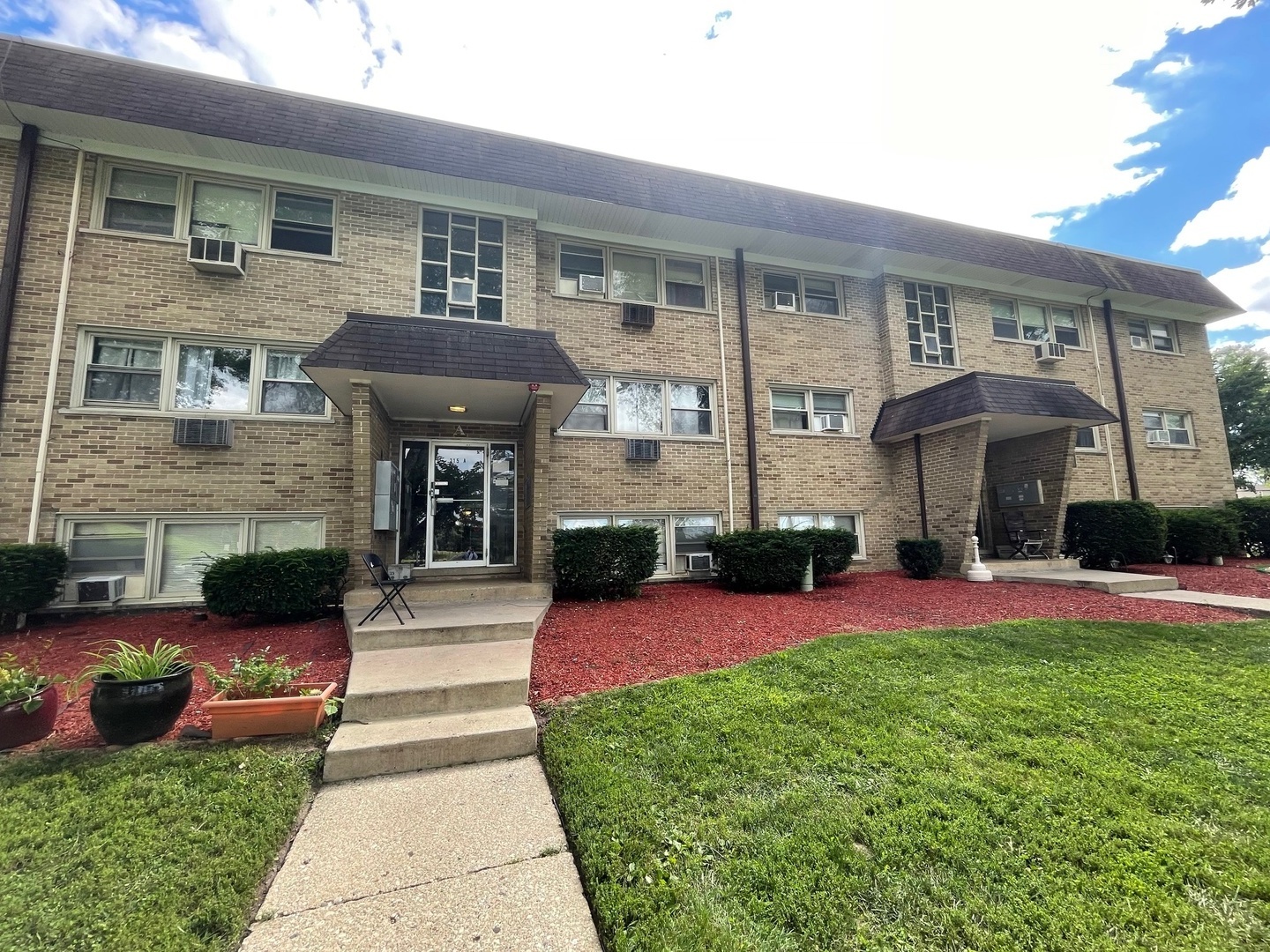 215 E Oak Street, Addison, IL 60101