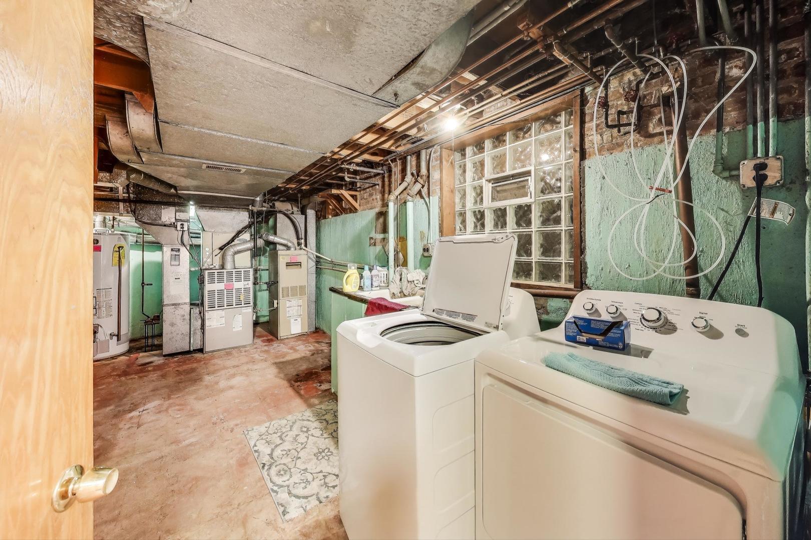 5533 N Forest Glen Avenue, Chicago, IL 60630