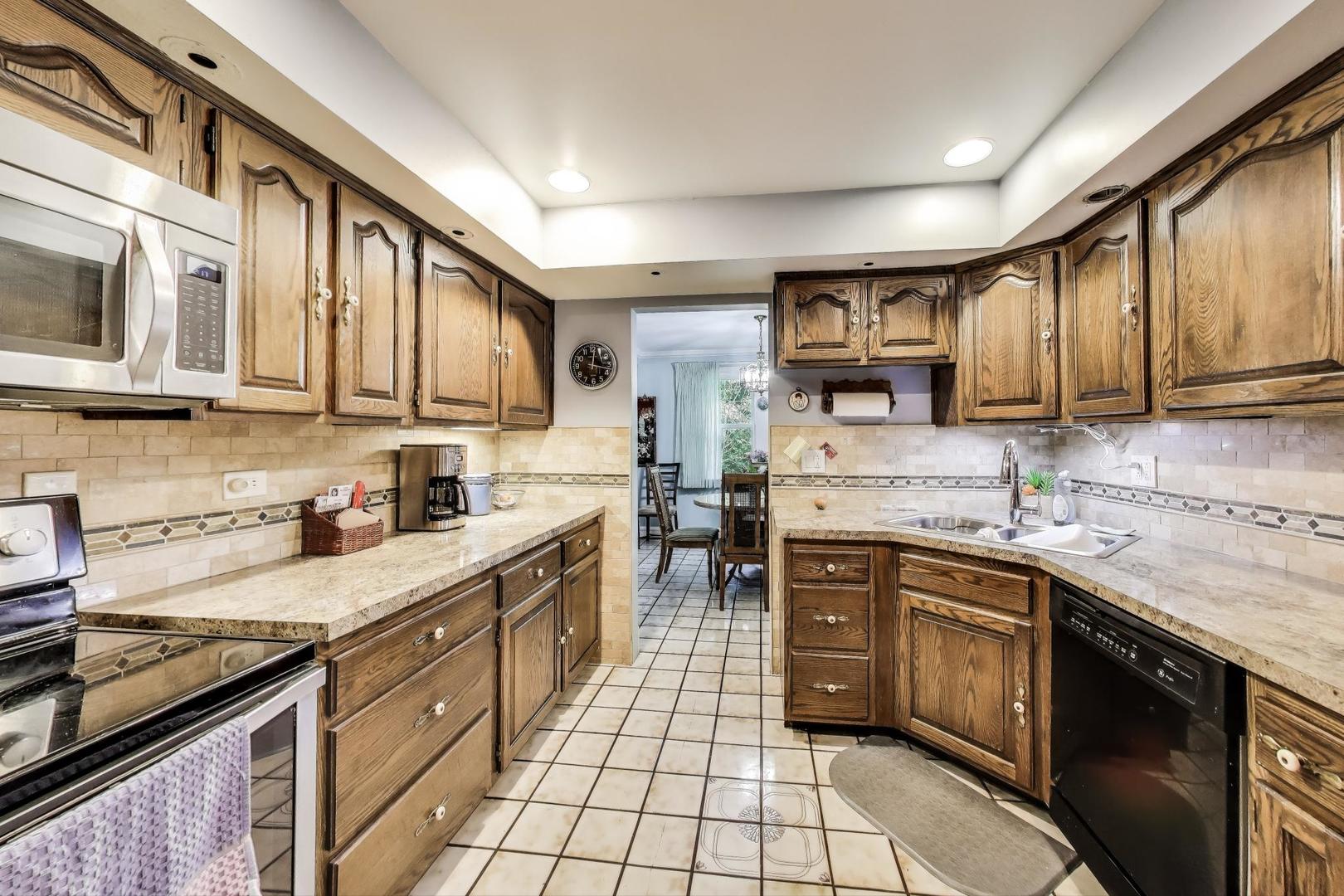 5533 N Forest Glen Avenue, Chicago, IL 60630