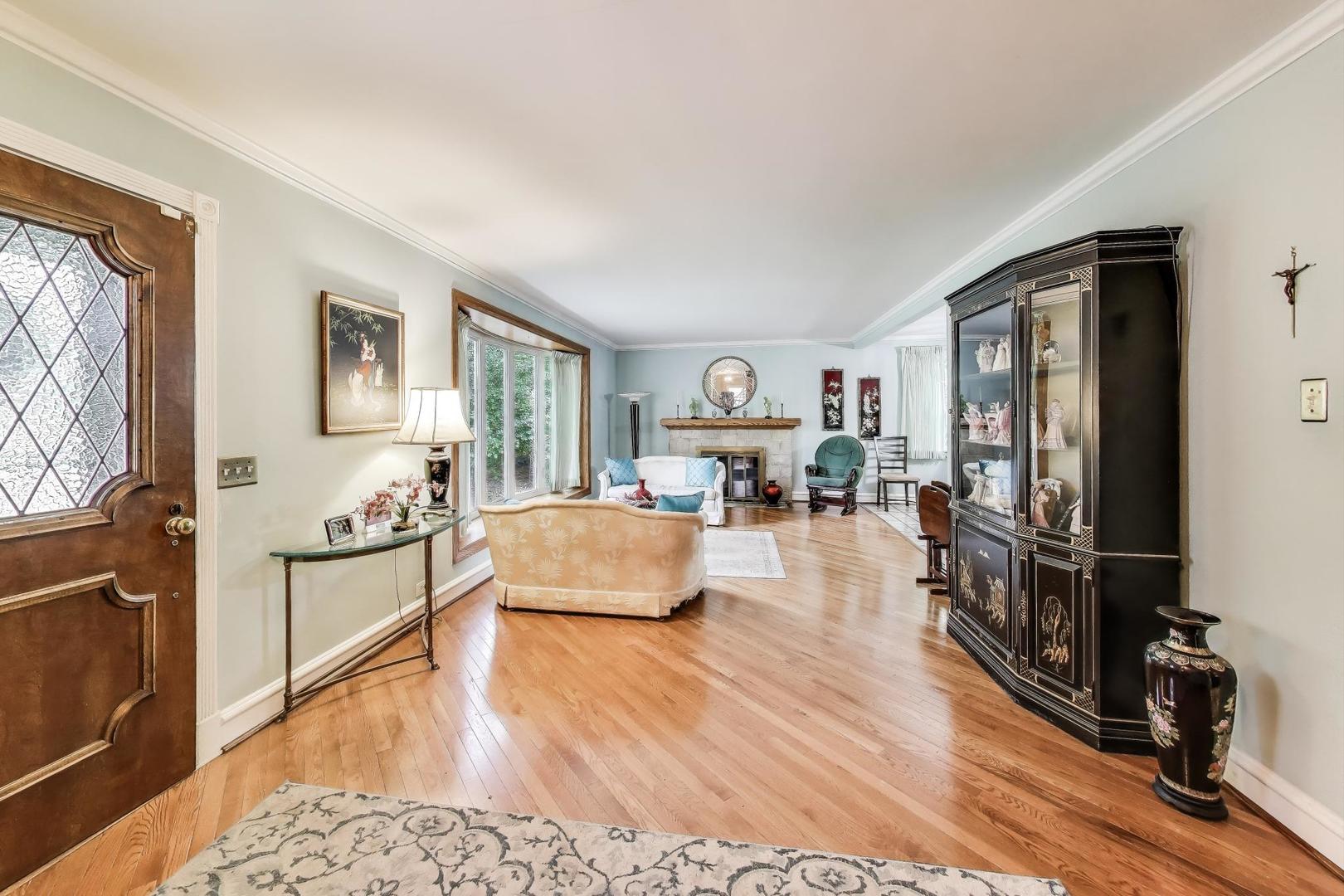 5533 N Forest Glen Avenue, Chicago, IL 60630