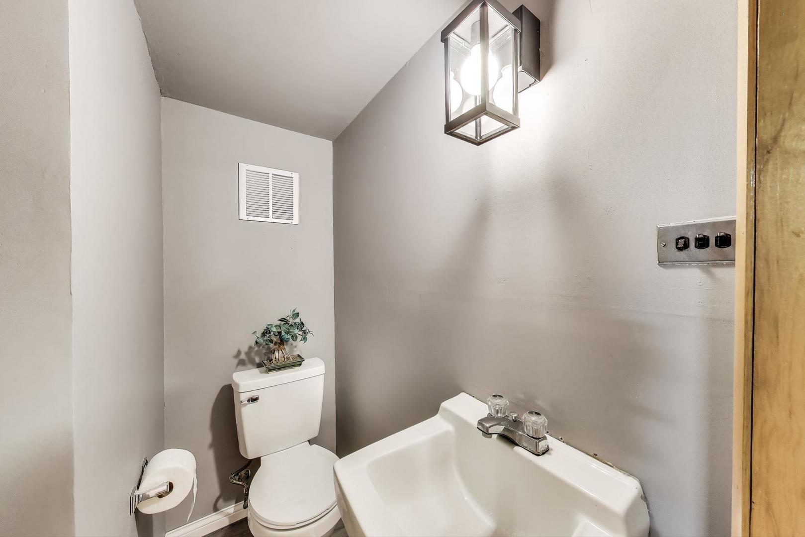 5533 N Forest Glen Avenue, Chicago, IL 60630
