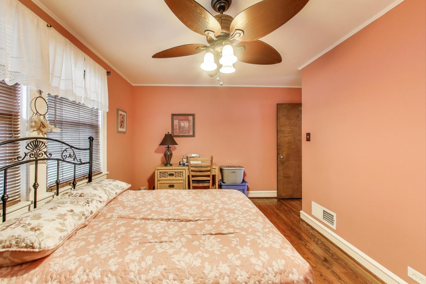 5533 N Forest Glen Avenue, Chicago, IL 60630