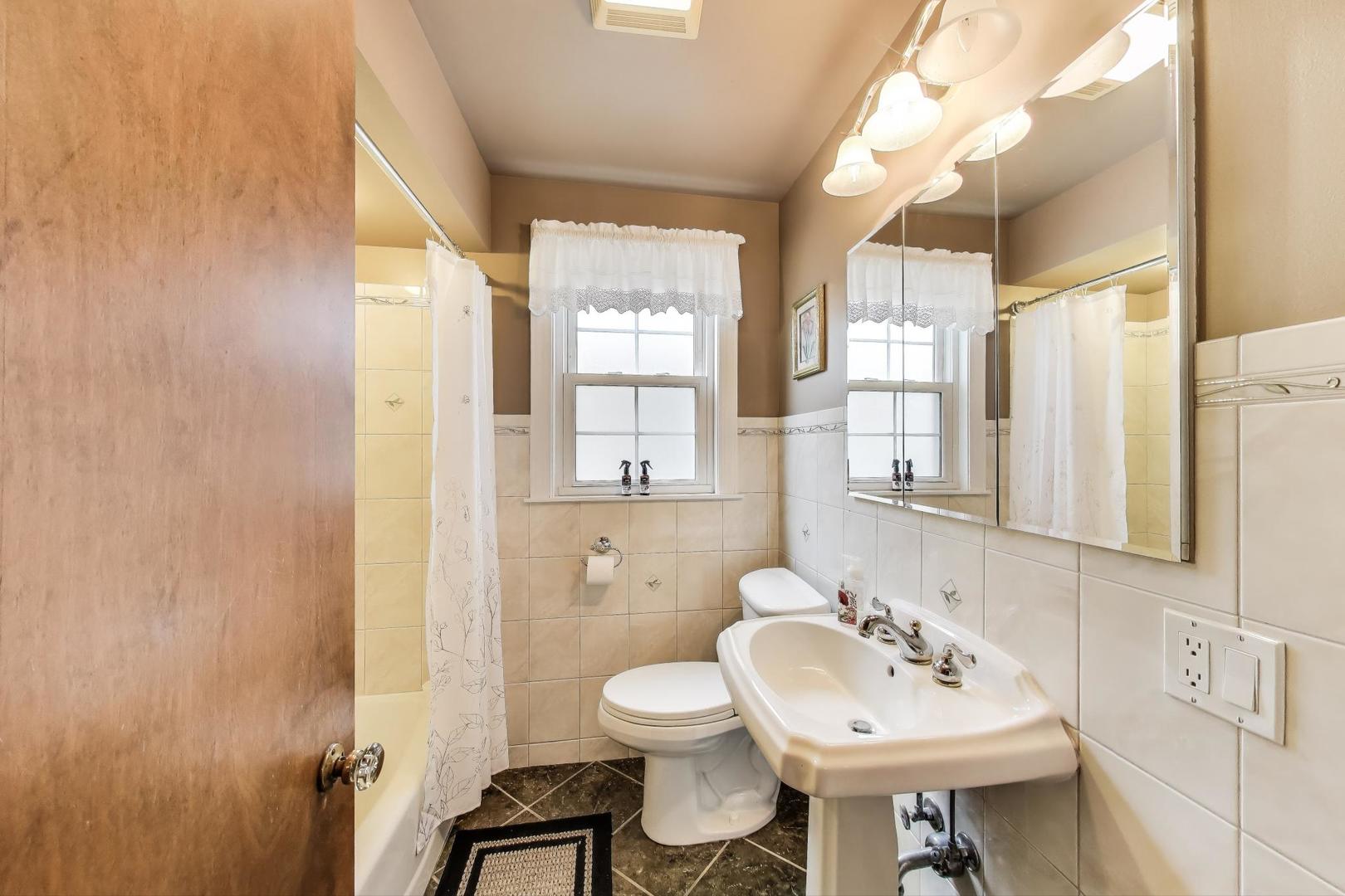 5533 N Forest Glen Avenue, Chicago, IL 60630