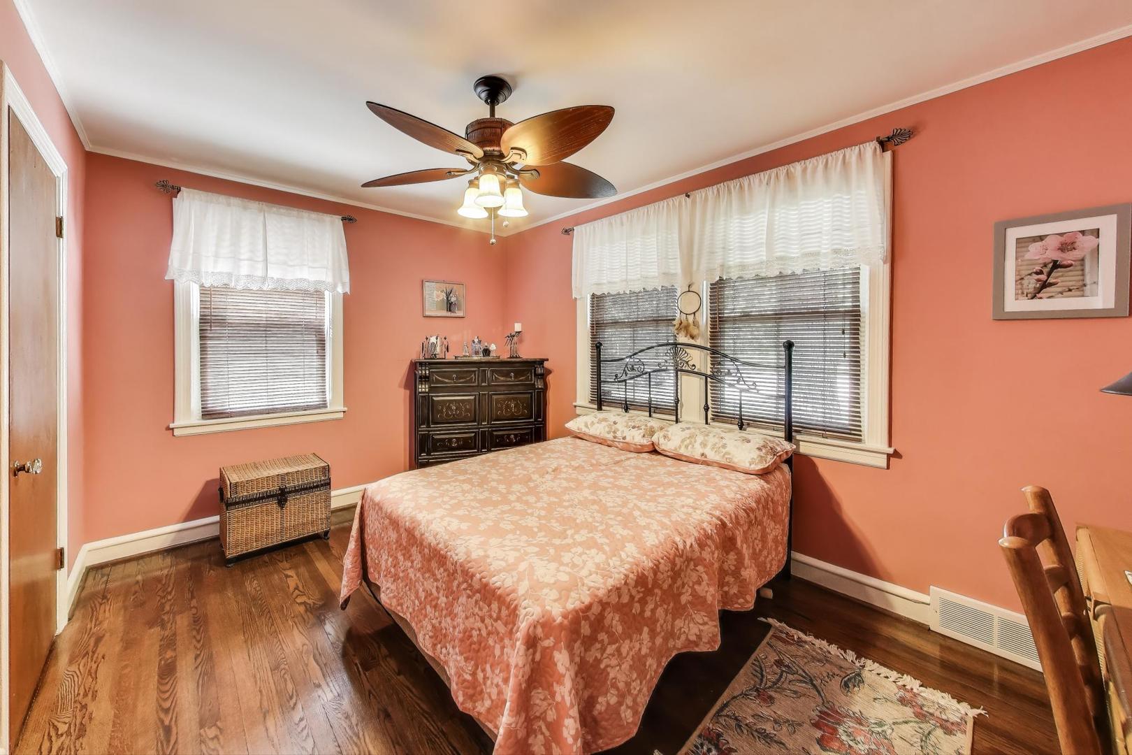 5533 N Forest Glen Avenue, Chicago, IL 60630