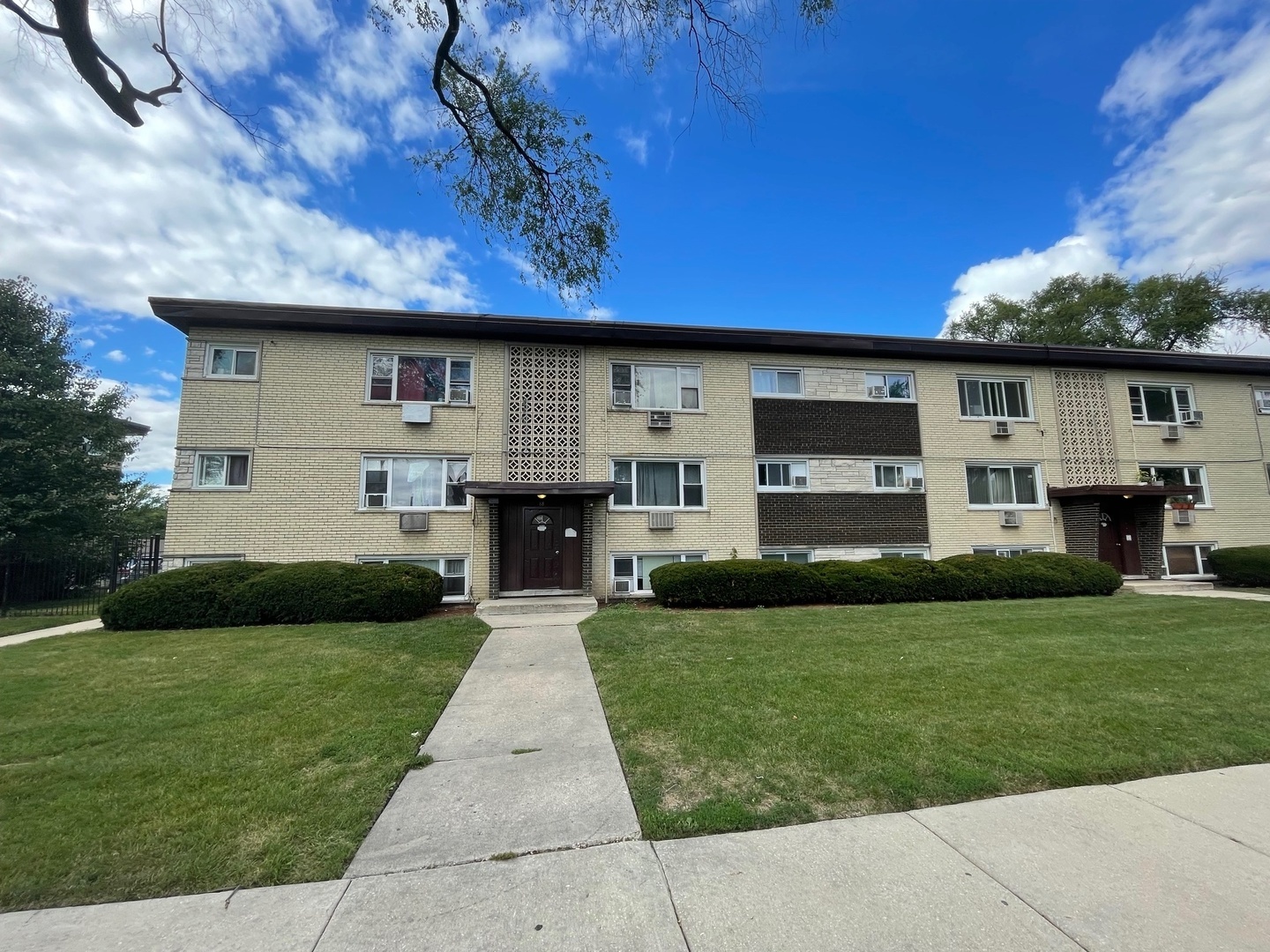 68 W Elizabeth Drive, Addison, IL 60101