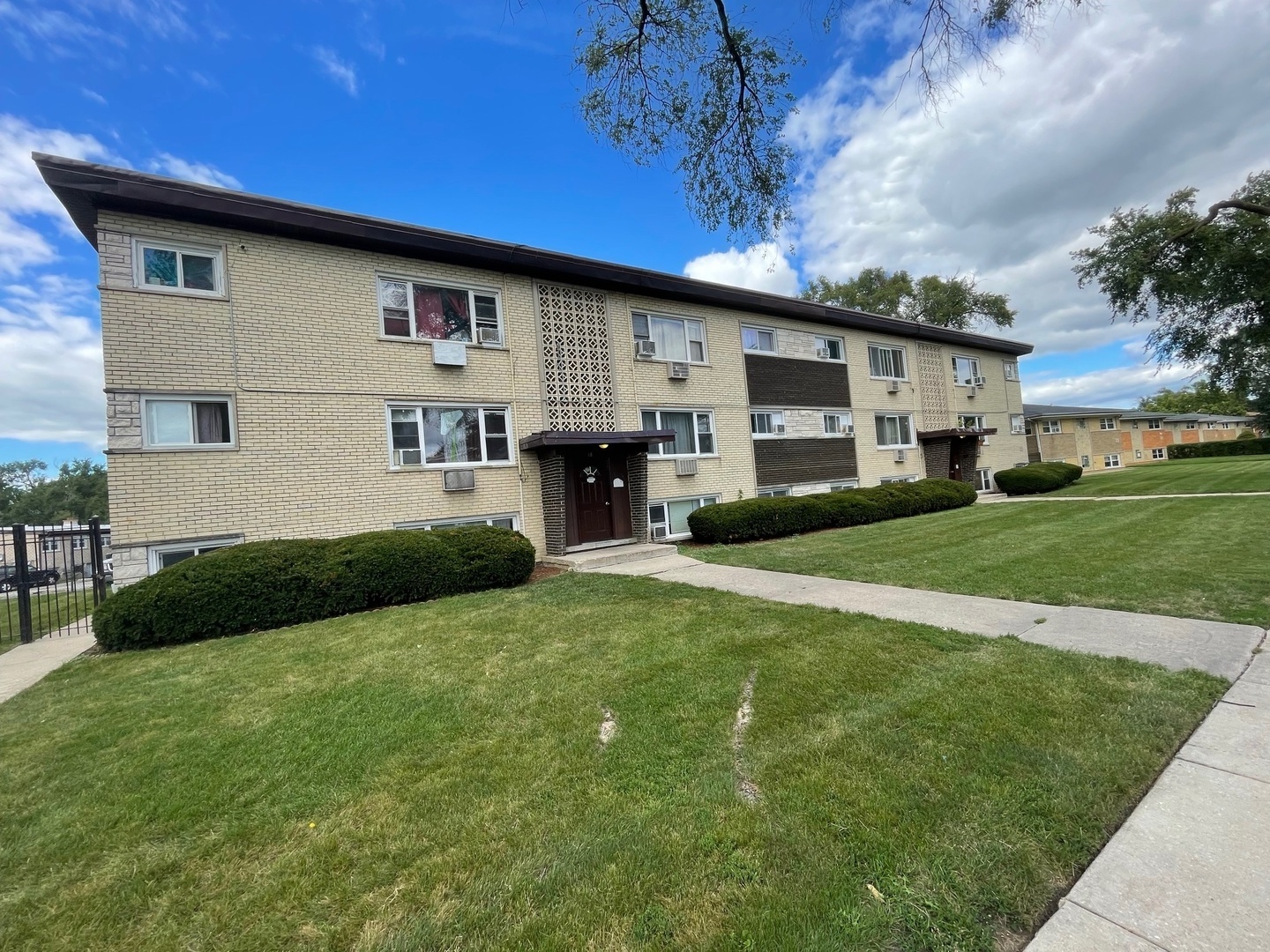 68 W Elizabeth Drive, Addison, IL 60101