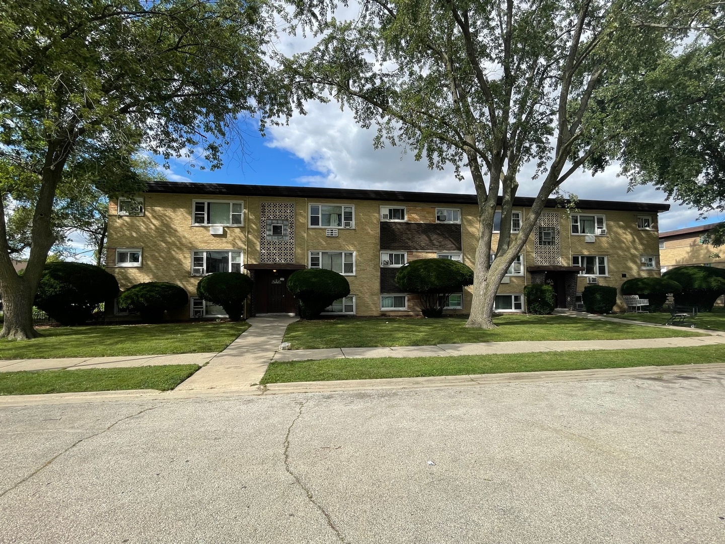 126 W Elizabeth Drive, Addison, IL 60101