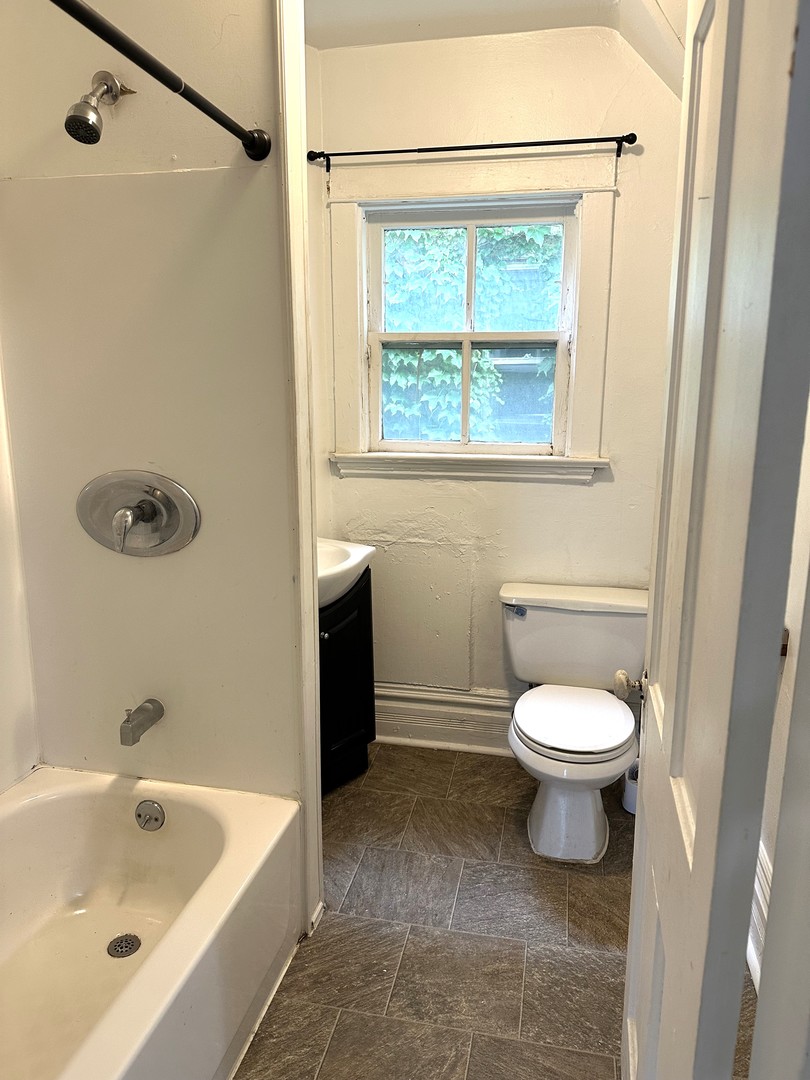 318 North Street #UPPER, Elgin, IL 60120