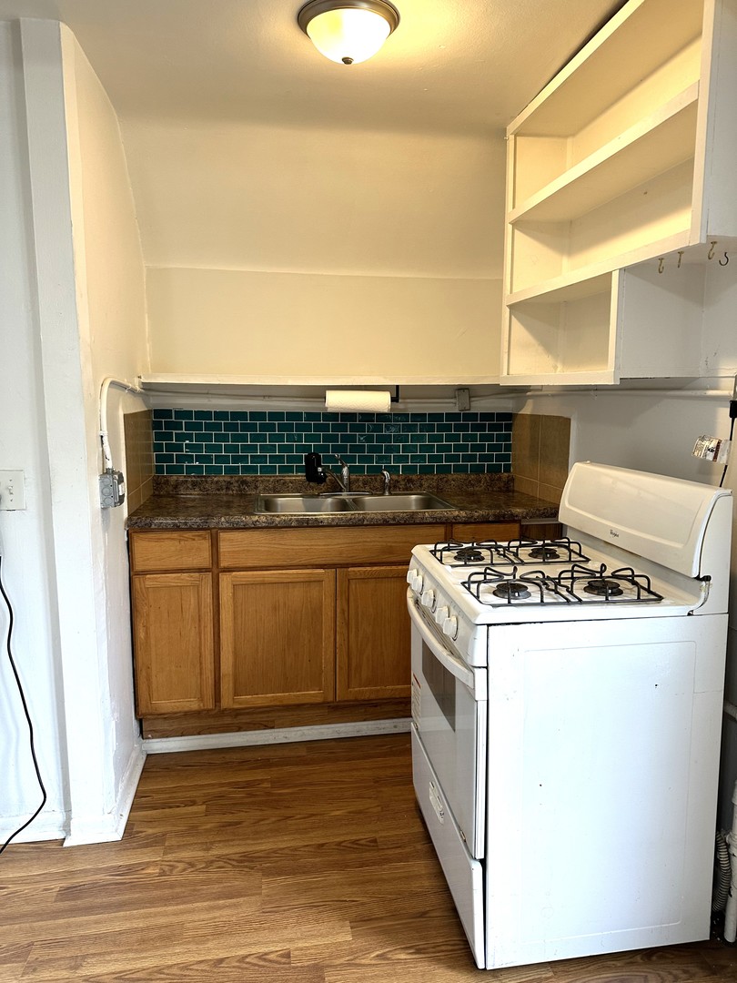 318 North Street #UPPER, Elgin, IL 60120