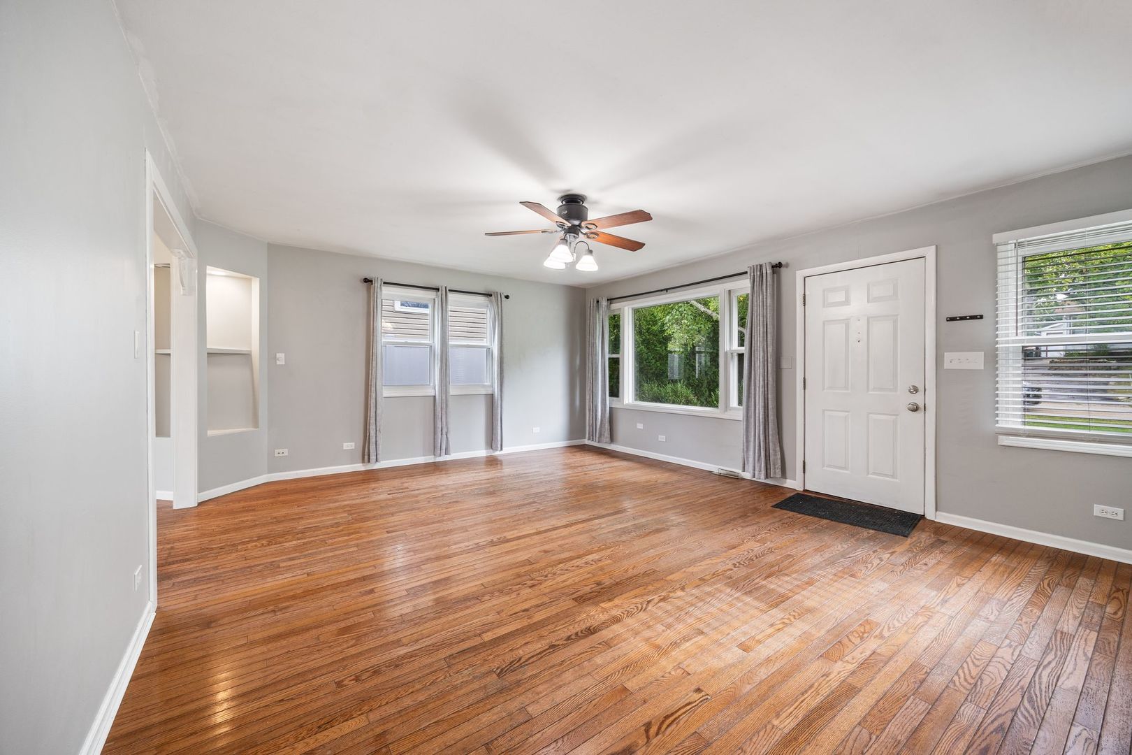 1112 Villa Vista Drive, Round Lake Beach, IL 60073