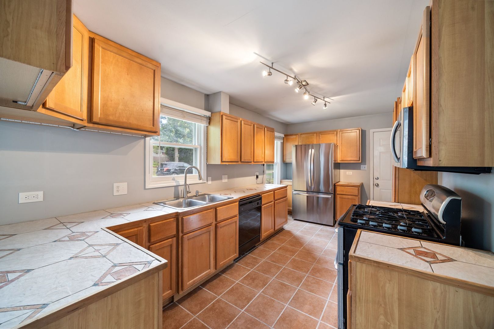 1112 Villa Vista Drive, Round Lake Beach, IL 60073