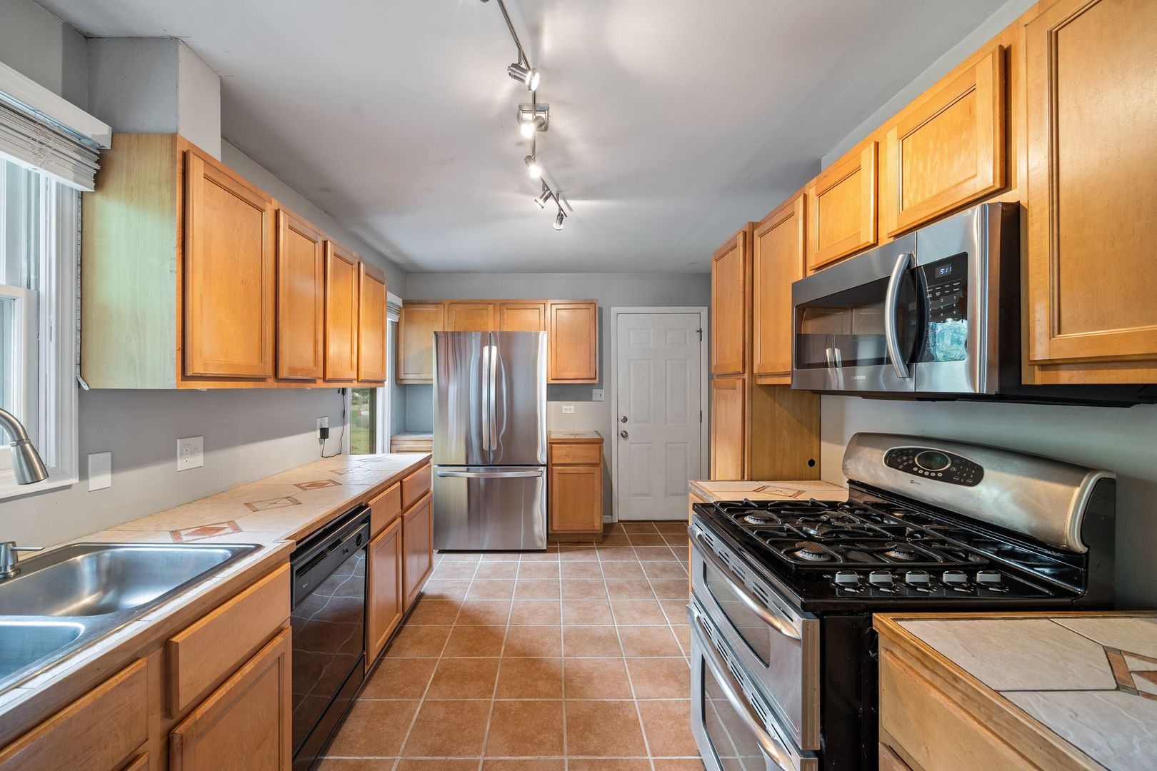 1112 Villa Vista Drive, Round Lake Beach, IL 60073