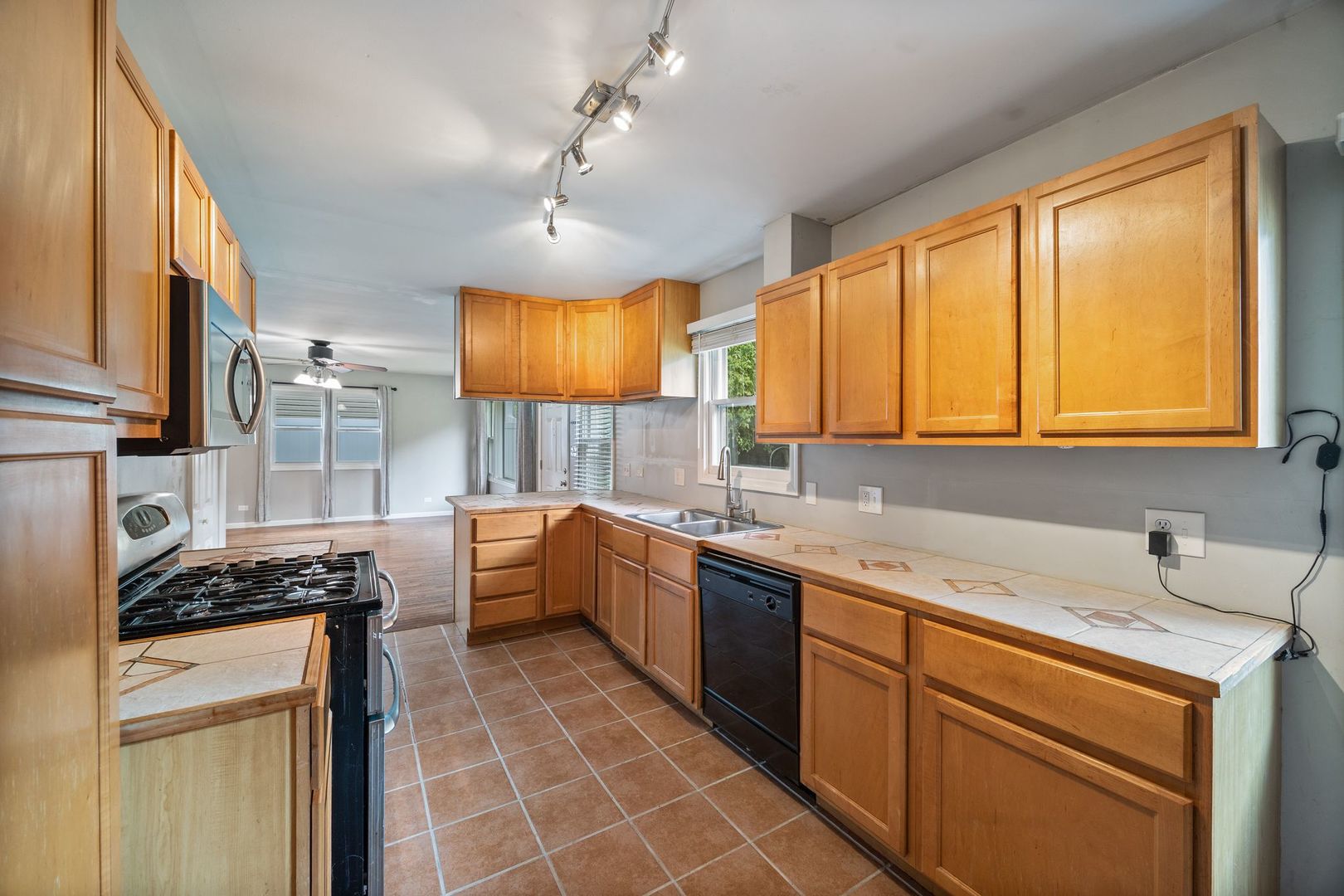 1112 Villa Vista Drive, Round Lake Beach, IL 60073