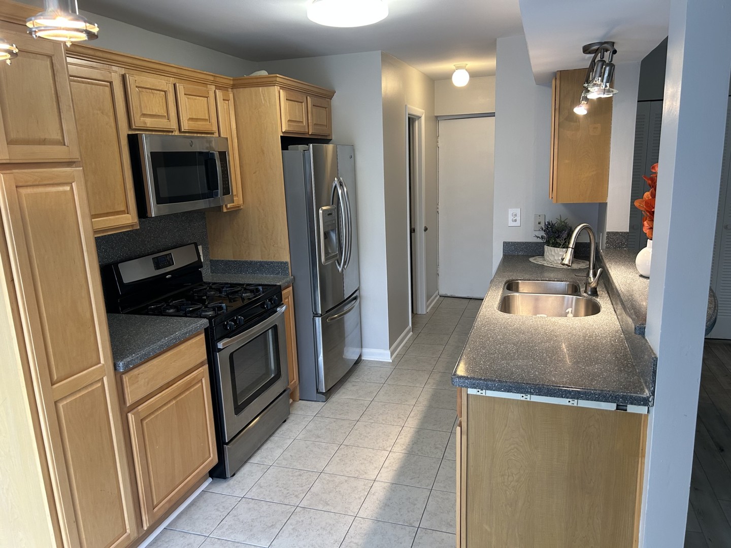 751 EDGELAKE Point, Schaumburg, IL 60194