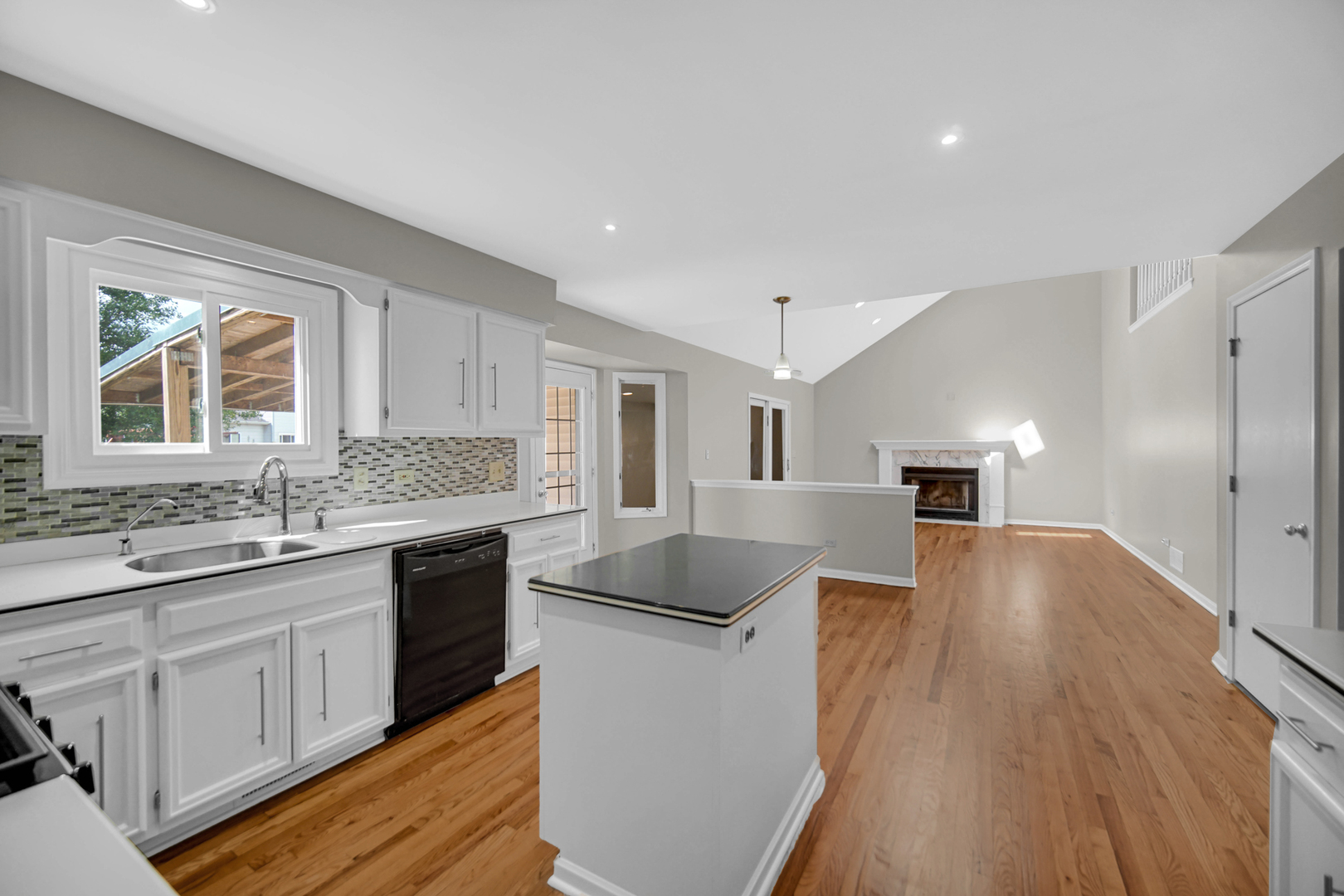 207 N Canyon Drive, Bolingbrook, IL 60490