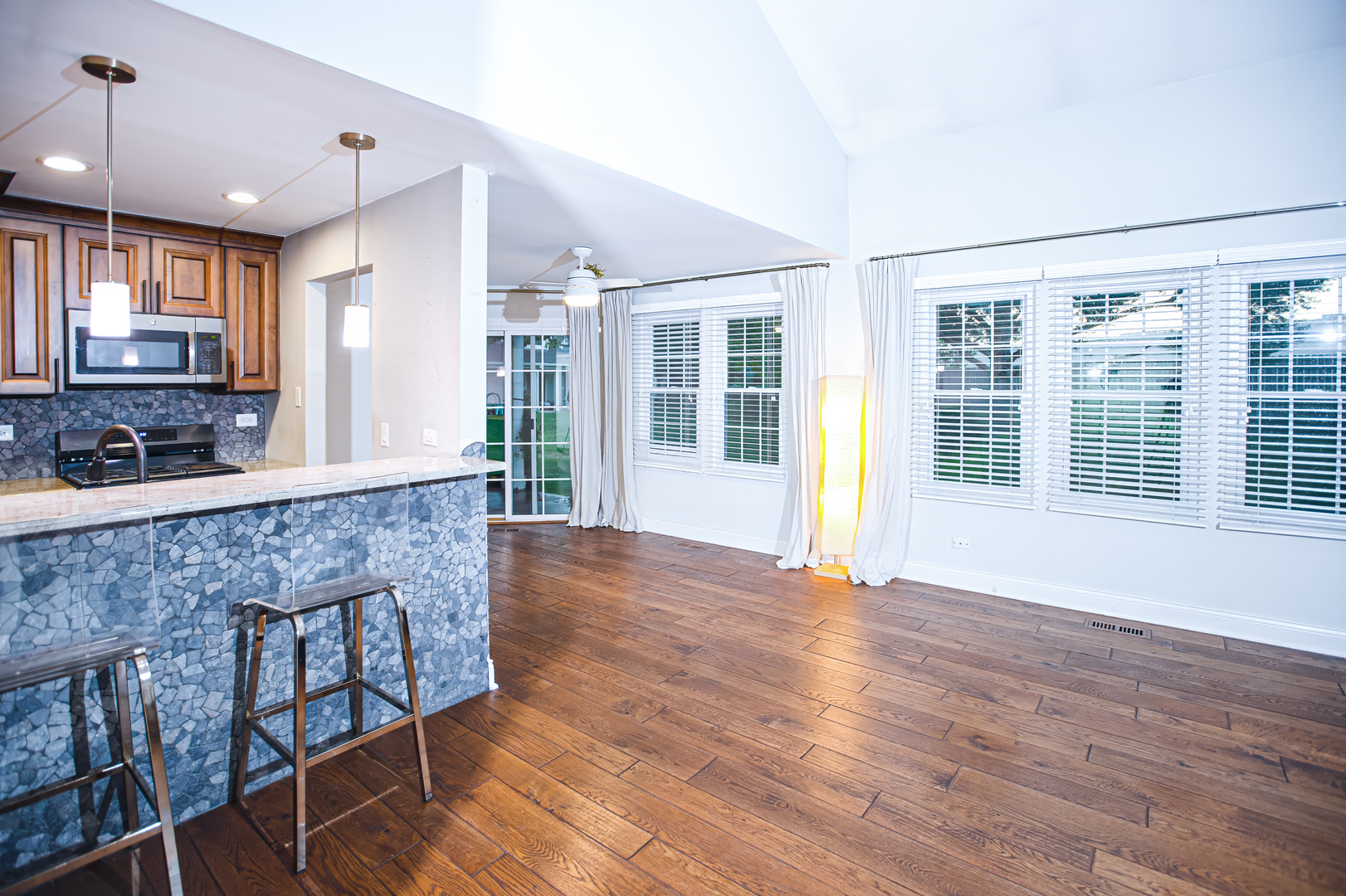 385 Wexford Court, Carol Stream, IL 60188