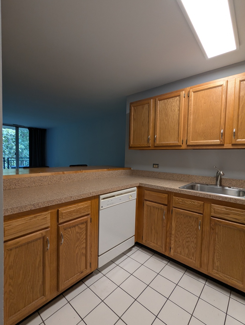 1811 Four Lakes Avenue #4J, Lisle, IL 60532