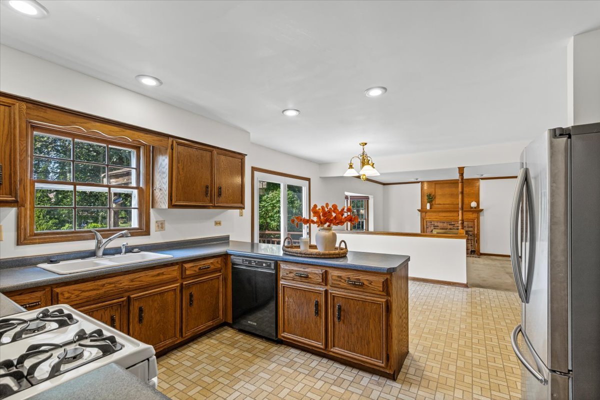 731 S River Road, Naperville, IL 60540