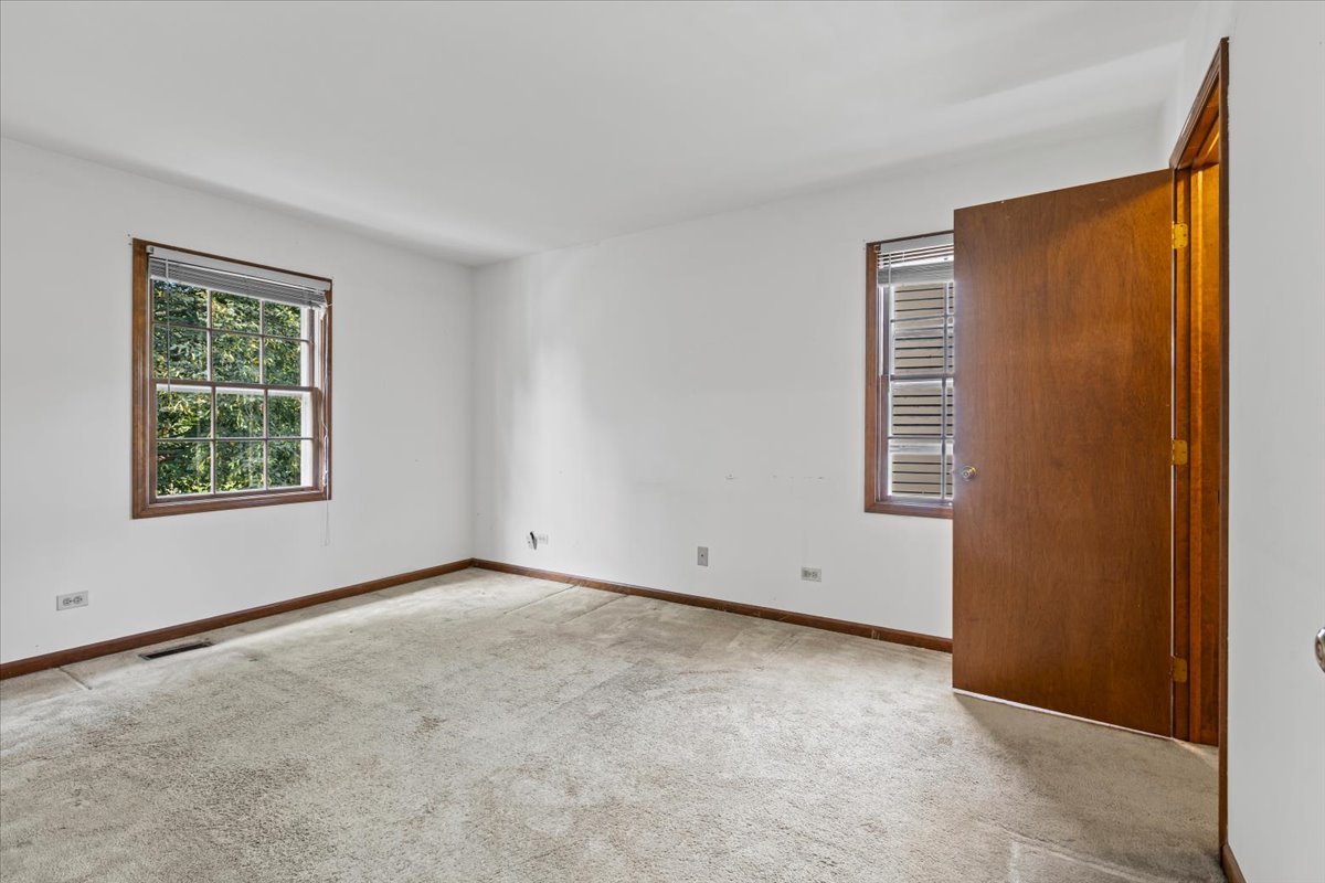 731 S River Road, Naperville, IL 60540