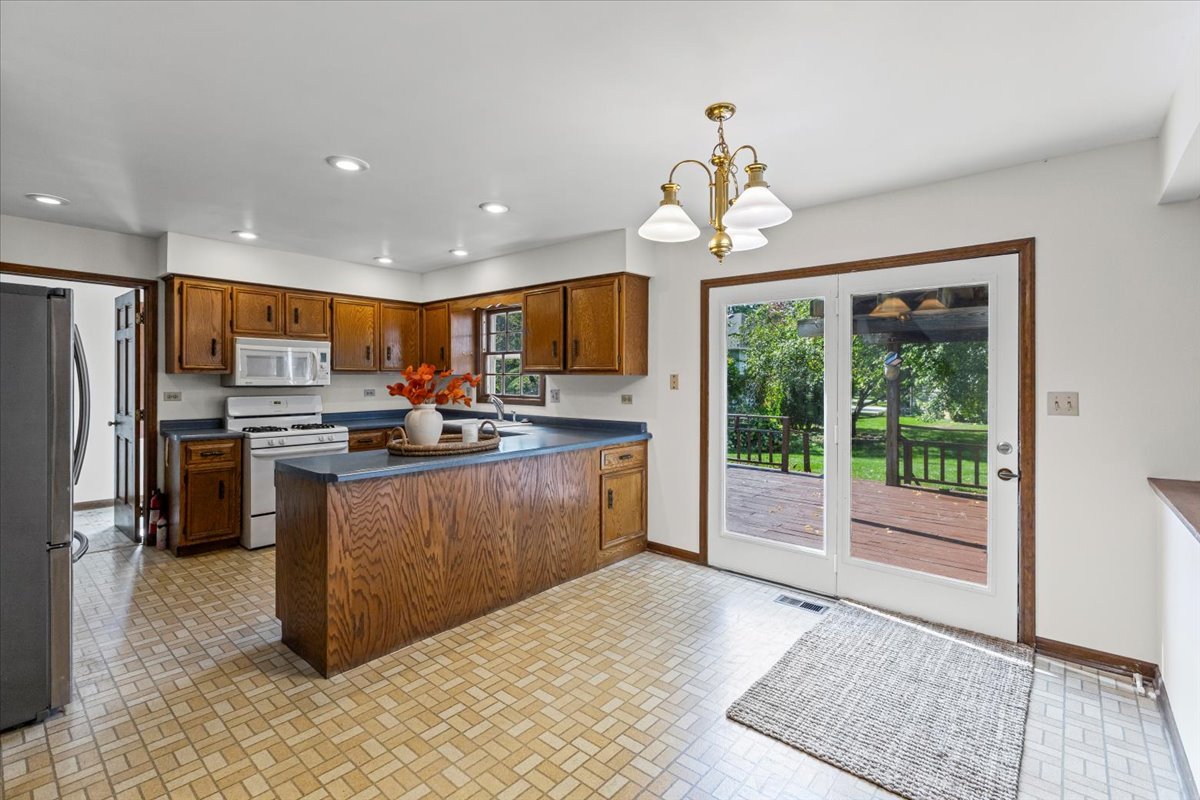 731 S River Road, Naperville, IL 60540