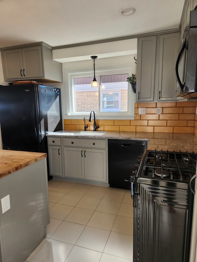835 MCKINLEY Avenue, Mundelein, IL 60060