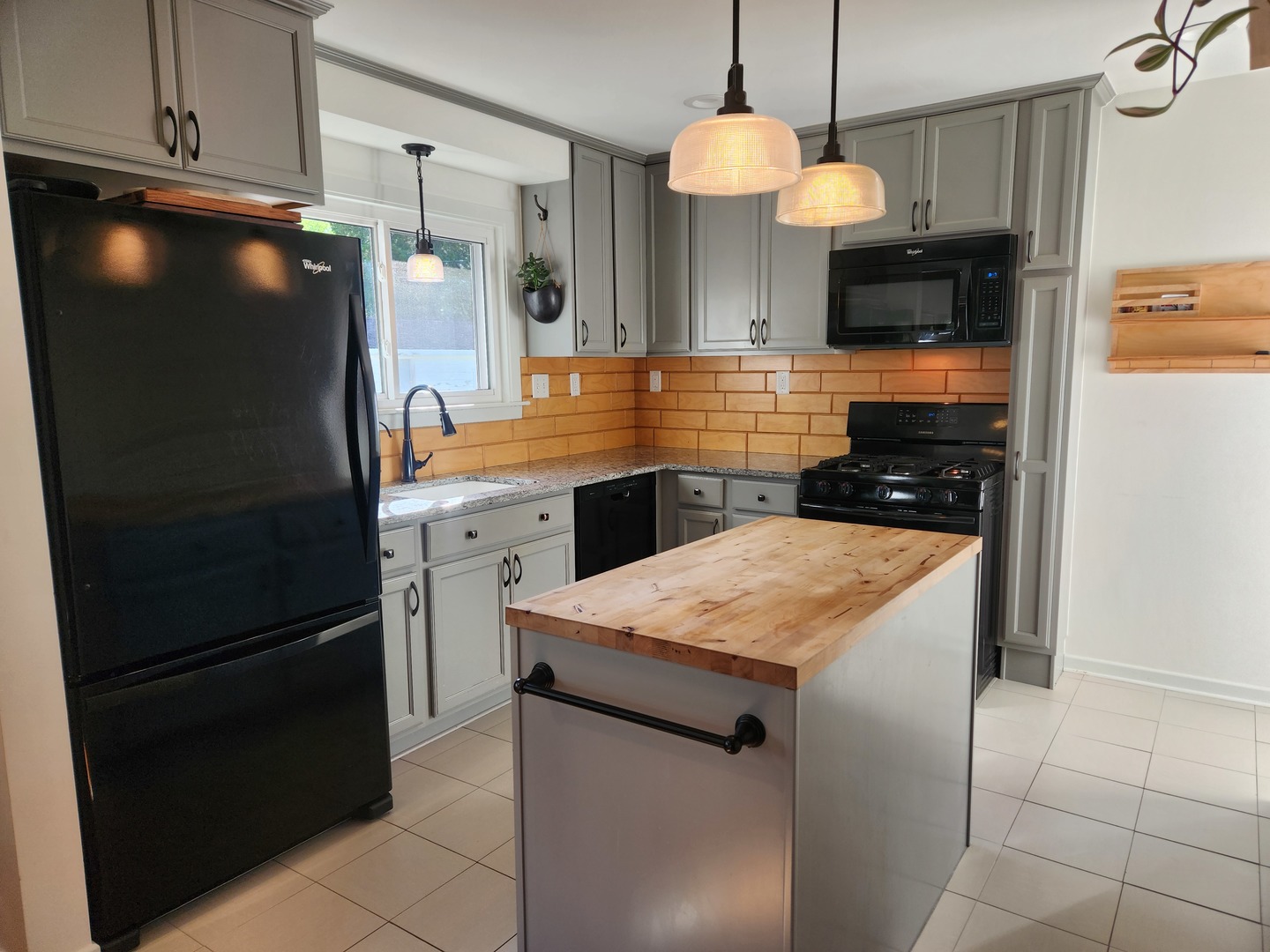 835 MCKINLEY Avenue, Mundelein, IL 60060