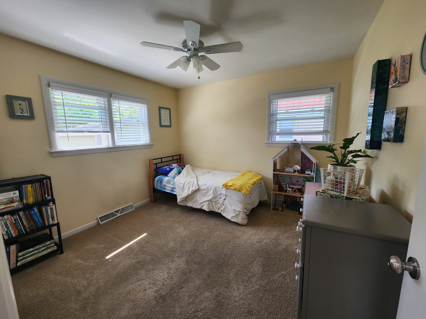 835 MCKINLEY Avenue, Mundelein, IL 60060