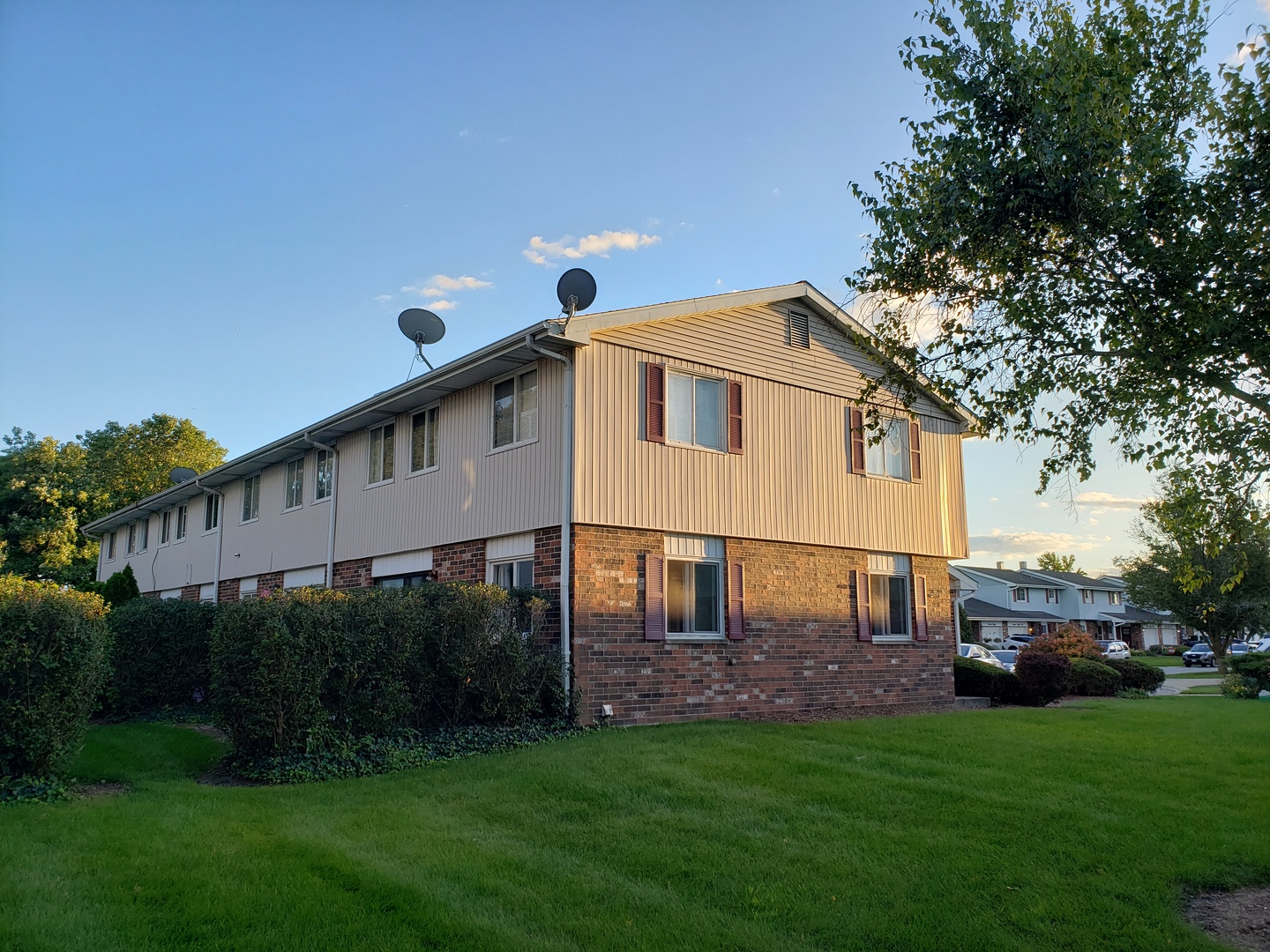 1643 Castbourne Court, Wheaton, IL 60189