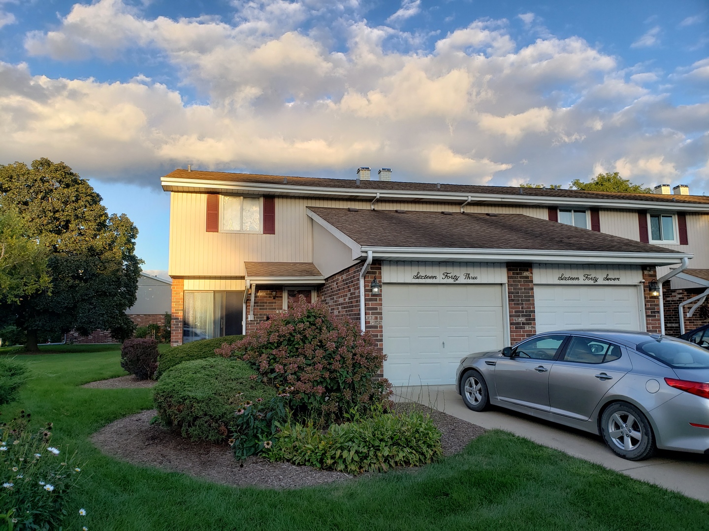 1643 Castbourne Court, Wheaton, IL 60189
