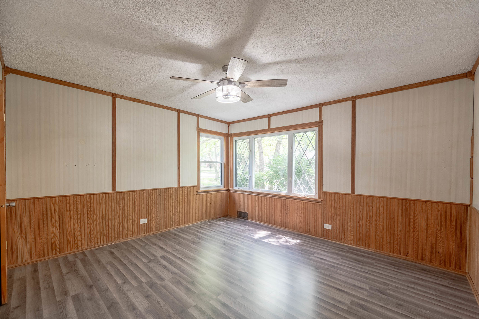 566 Glendale Avenue, Wheaton, IL 60187