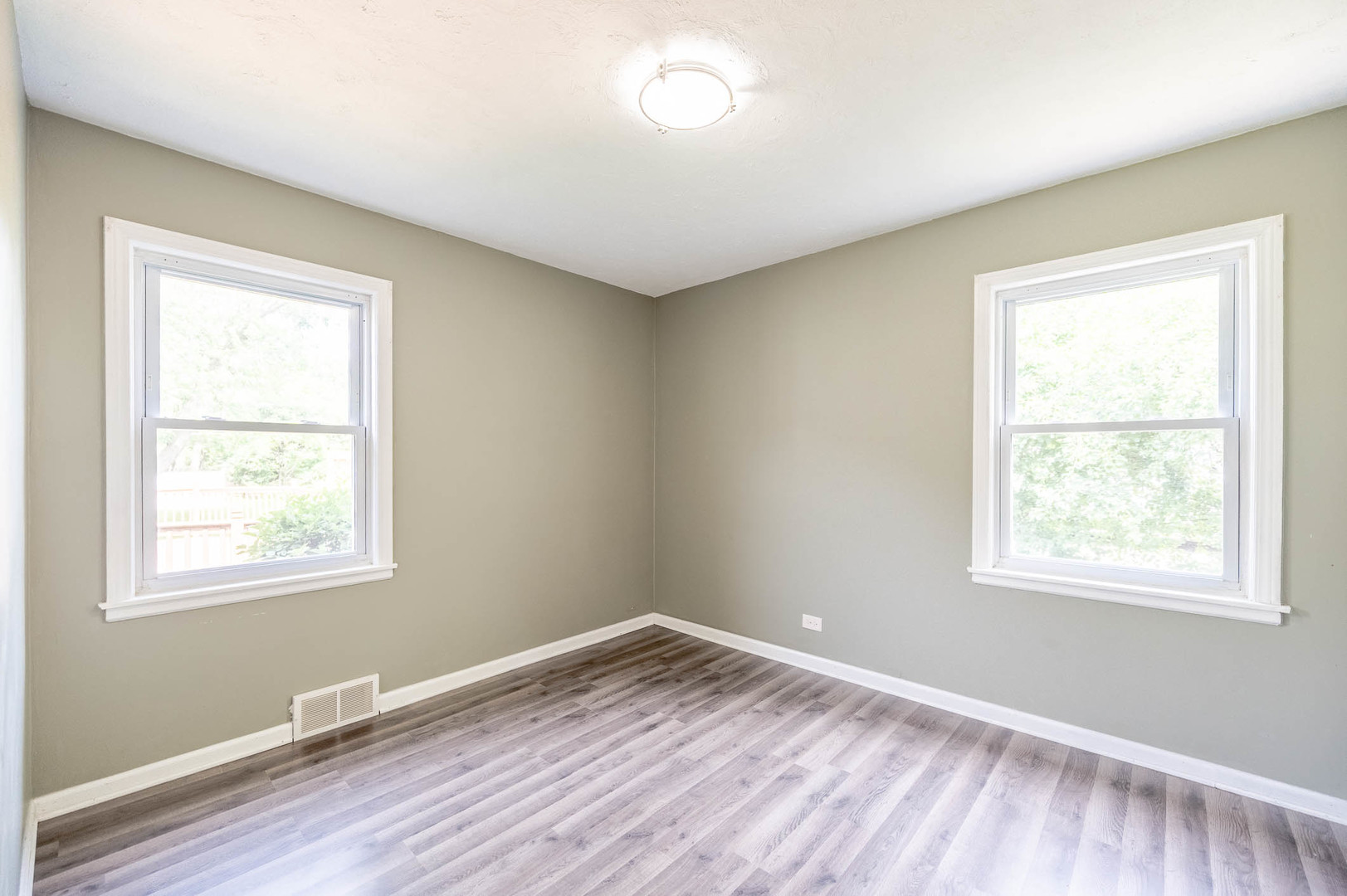 566 Glendale Avenue, Wheaton, IL 60187
